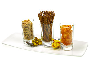 erdnüsse,salzstange, chips zum naschen und knabbern