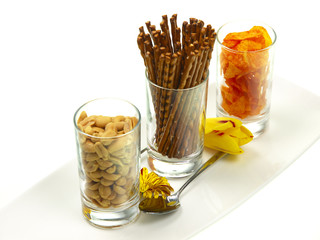 erdnüsse,salzstange, chips zum naschen und knabbern