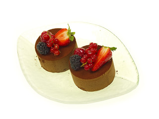 schokoladen tartelettes mit frischen beeren