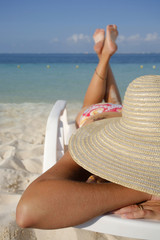 Mujer Tomando el Sol