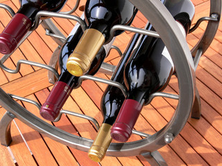 Modernes Weinregal, gefüllt