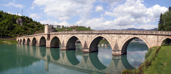 Fototapeta na wymiar Kamienny most na rzece Drina, Bośni