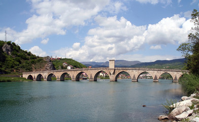 Fototapeta na wymiar stary sułtan kamienny most nad rzeka Drina