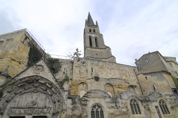 Fototapeta na wymiar monolityczny kościół św Emilion