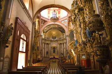 Fototapeta na wymiar Santa Clara Kościół Różowy Złoty Dome Altar Queretaro Meksyk