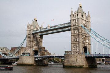 Tower Bridge London bei grauem Himmel