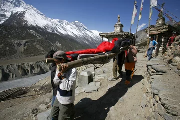 Selbstklebende Fototapete Nepal Person, die im Himalaya, Annapurna, Nepal gerettet wird