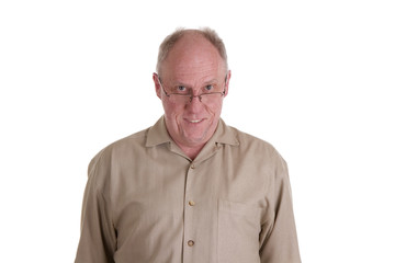 Fototapeta premium Stary facet w brązowej koszuli patrząc przez okulary z uśmiechem