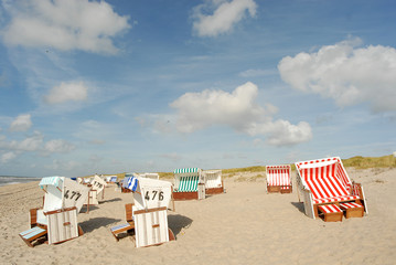 Fototapeta na wymiar Strandkorb Strandkörbe auff Sylt vor der Nordsee
