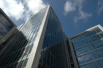 Fototapeta na wymiar Wieżowiec biurowy okna