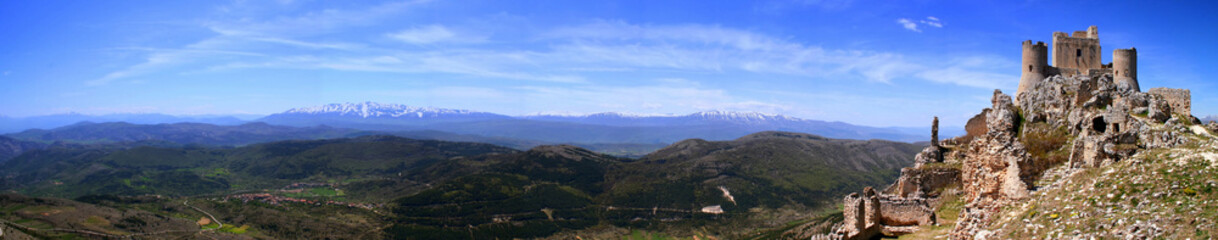 Fototapeta premium Castello sui monti