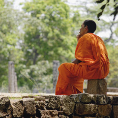 sri lanka scène de vie  avec Moine Bonz méditant