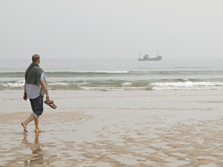 Hombre y barco de pesca