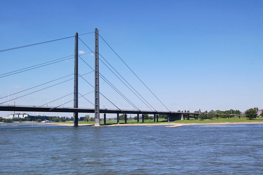 Rheinbrücke in Düsseldorf bei Sonnenschein