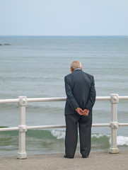 Anciano mirando al mar