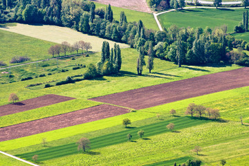 Vue aérienne sur des champs en Savoie