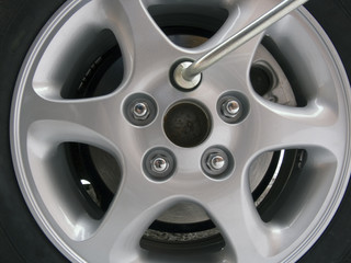 Replacement of an automobile wheel