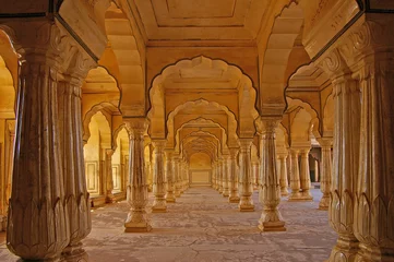 Stoff pro Meter Säulenhalle eines Bernsteinforts. Jaipur, Indien © Marina Ignatova