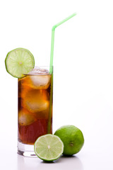 Cuba Libre - Cocktail mit Limetten