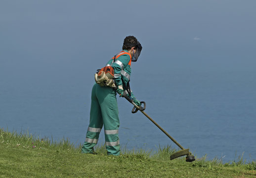 Mujer cortando el c&eacute;sped