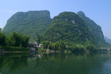 Fototapeta na wymiar Li river near Yangshuo in Guangxi province, China