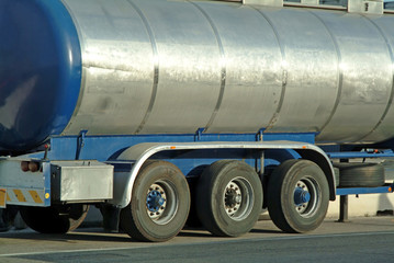 Fuel tanker truck