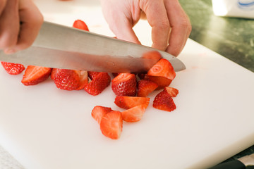 Erdbeeren schneiden
