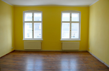 Leerer, gelber Raum mit Fenster