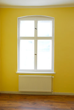 Fenster mit Heizung in leerem Raum