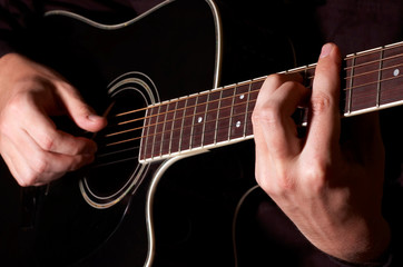 Fototapeta na wymiar Muzyk gra na gitarze
