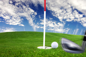 Fototapeta na wymiar Golf - szczegóły skoku baculine do piłki najbliższą wybojach.