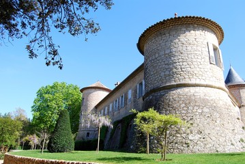 Fototapeta na wymiar Tour et mur du chateau de Mouans Sartoux