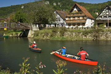 Fototapeta premium Kanu-Tour auf der Wiesent vor herrlicher Kulisse bei Muggendorf