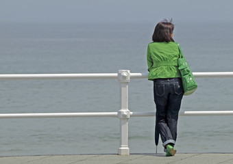 Mujer mirando al mar