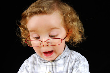 bébé avec des lunette qui fait une drôle de tête !