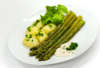 Grüne Spargeln mit Gemüse und Salat
