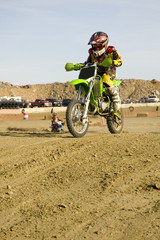 Obraz premium Dirt bike racer on track racing