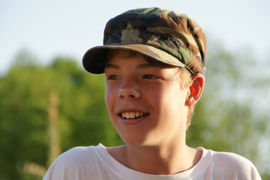 lachender Junge mit Bascape