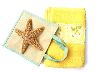 serviette, sac et étoile de mer
