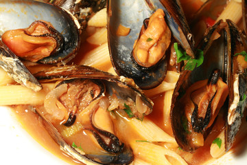 Pasta with mussels, tomato and parsley
