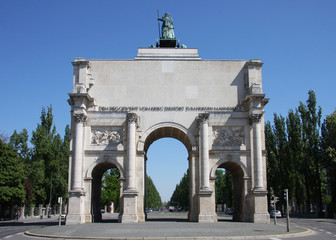Fototapeta na wymiar Victory Gate w Monachium - Widok z ulicy Leopolda