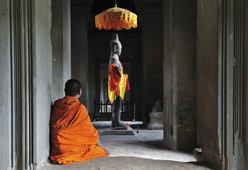 Cambodia Angkor Wat time to pray - obrazy, fototapety, plakaty