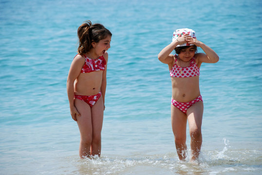 fillettes qui jouent &agrave; la plage