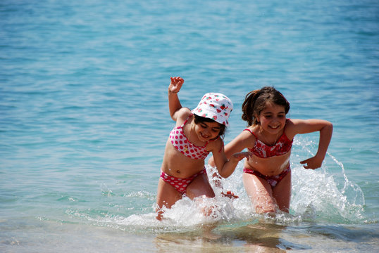 fillettes qui courent dans l'eau