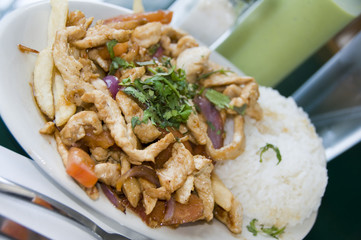 pollo saltado