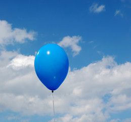 Fototapeta na wymiar Niebieski piłka leci w niebo