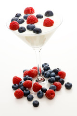 Frisches Obst und Yoghurt zum Frühstück