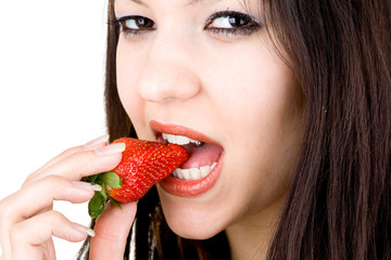 Frau mit geöffnetem Mund und Erdbeere zwischen den Zähnen