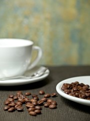 Kaffeebohnen vor Kaffeetasse
