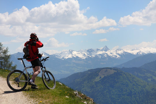 Mountainbiker und Panorama in den Alpen